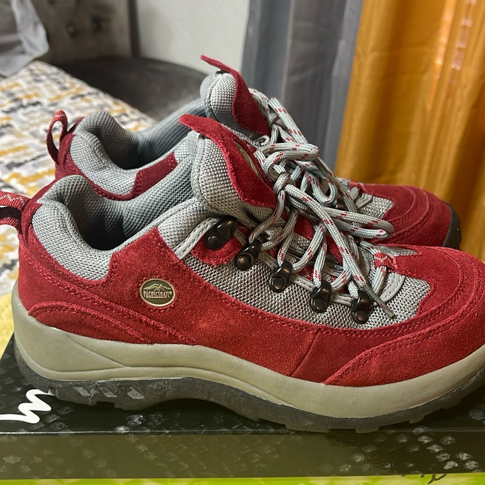 Low ankle hiking boots